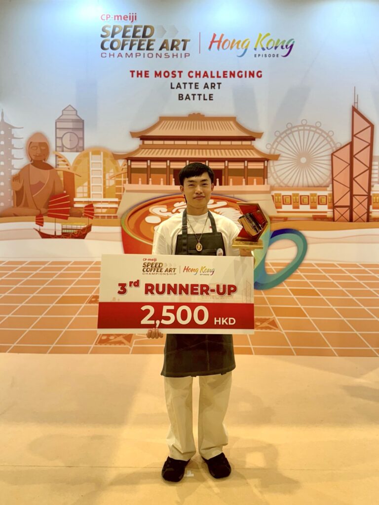อนาวิน ทองใจ บาริสต้าจาก DAVIN Cafe ขณะรับรางวัลในงานแข่งขัน CP-Meiji Speed Coffee Art Championship ที่ฮ่องกง