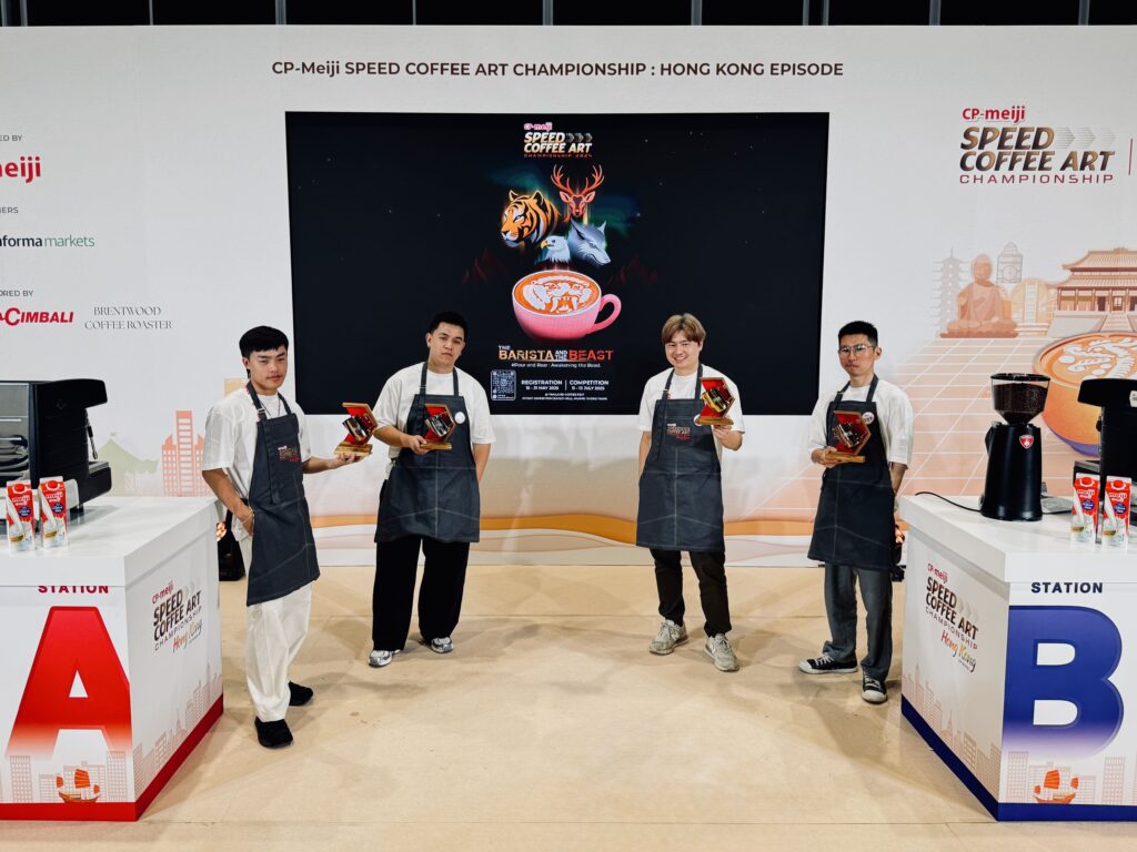 ผู้เข้ารอบสุดท้ายการแข่งขัน CP-Meiji Speed Coffee Art Championship ที่ ฮ่องกง ถือรางวัลยืนถ่ายรูปบนเวที