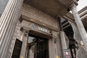 ภาพด้านหน้าร้าน DAVIN CAFE ย่านรามอินทรา โดดเด่นด้วยสถาปัตยกรรมสไตล์ยุโรปคลาสสิกและป้ายร้านวินเทจ