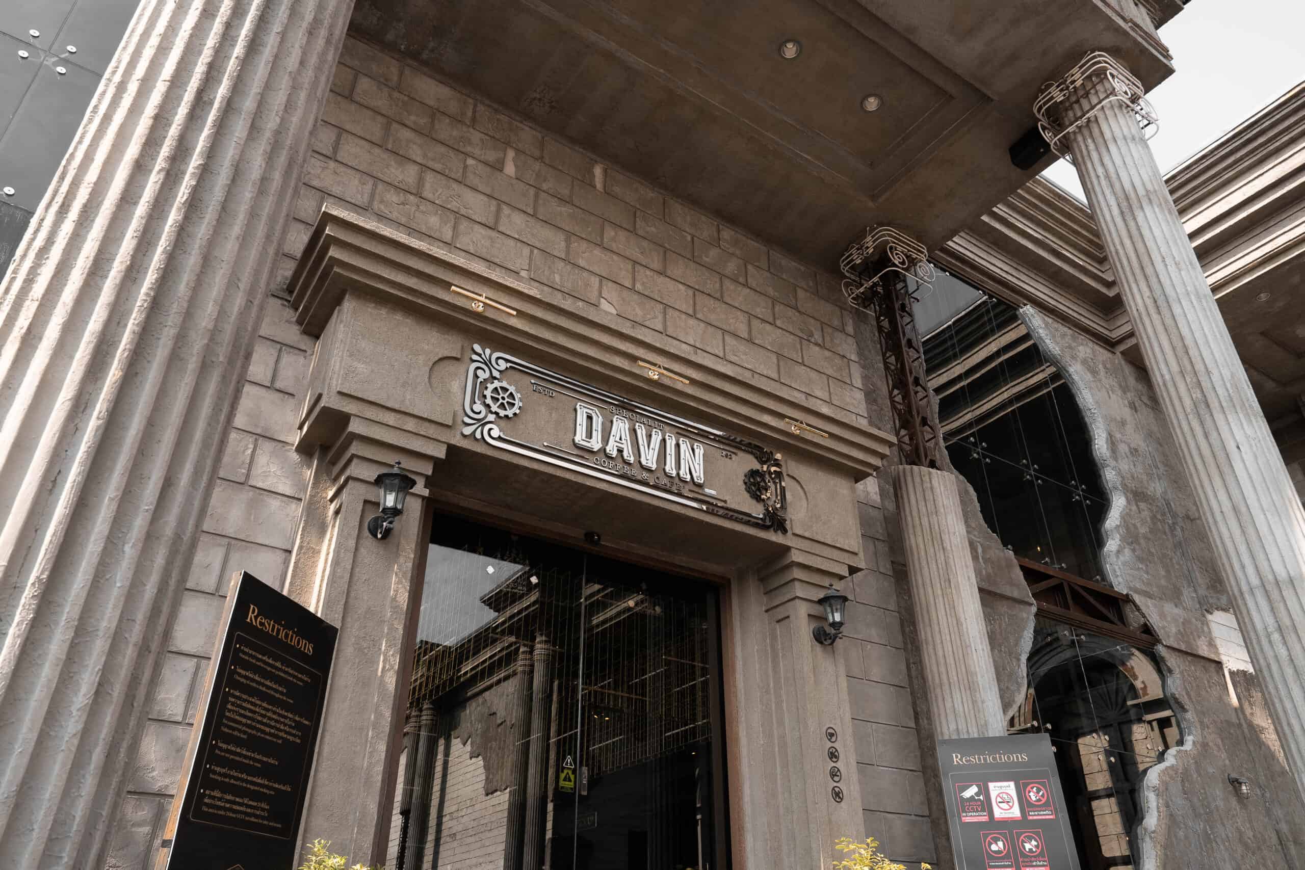 ภาพด้านหน้าร้าน DAVIN CAFE ย่านรามอินทรา โดดเด่นด้วยสถาปัตยกรรมสไตล์ยุโรปคลาสสิกและป้ายร้านวินเทจ