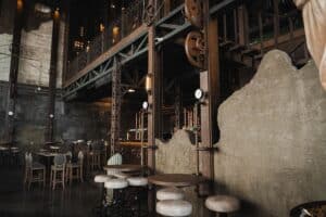 บรรยากาศร้าน Davin Cafe สไตล์อินดัสเทรียลลอฟท์ โดดเด่นด้วยท่อเหล็กและเฟืองโชว์