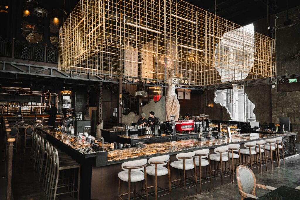 โซนบาร์ภายในร้าน Davin Cafe ตกแต่งสไตล์อินดัสเทรียล พร้อมเคาน์เตอร์หินอ่อนและจุดเสิร์ฟกาแฟ Syphon และ Drip