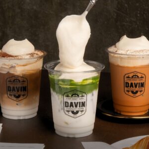 เครื่องดื่มซิกเนเจอร์วิปครีมจาก Davin Cafe ทั้งชาเขียว ชาไทย และกาแฟเย็น ท็อปด้วยวิปครีมเนื้อเนียนเข้มข้น
