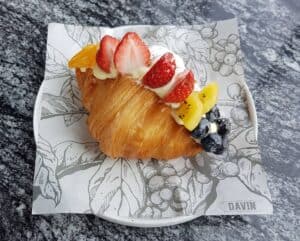 ครัวซองต์ผลไม้สดหน้าเบอร์รี่ สตรอว์เบอร์รี กีวี และวิปครีม เสิร์ฟที่ Davin Cafe