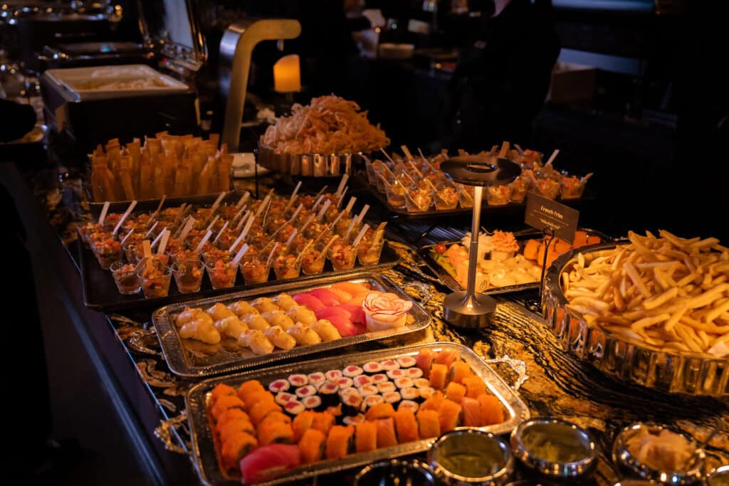 ไลน์อาหารบุฟเฟต์สำหรับจัดงานเลี้ยงบริษัท จัดวางอย่างประณีต มีทั้งอาหารคาว ของทานเล่น และเมนูพรีเมียม รองรับงานองค์กรที่ต้องการสร้างประสบการณ์ด้านอาหารให้แขกผู้ร่วมงาน