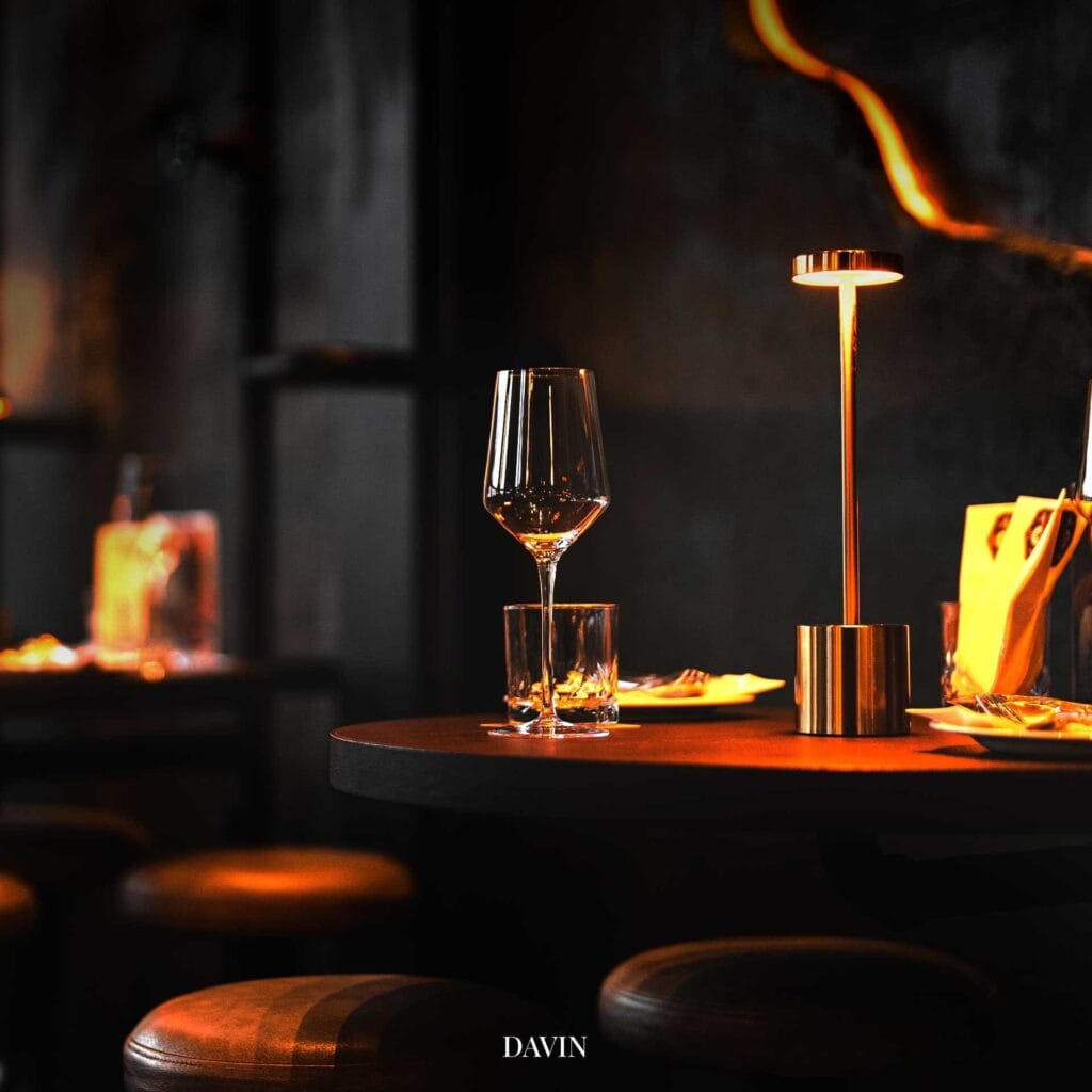 โต๊ะบาร์บรรยากาศร้านแฮงเอาต์ยามค่ำคืน แสงไฟอบอุ่น เหมาะสำหรับนั่งชิล ดื่มไวน์ และใช้เวลาพักผ่อนในคืนพิเศษ