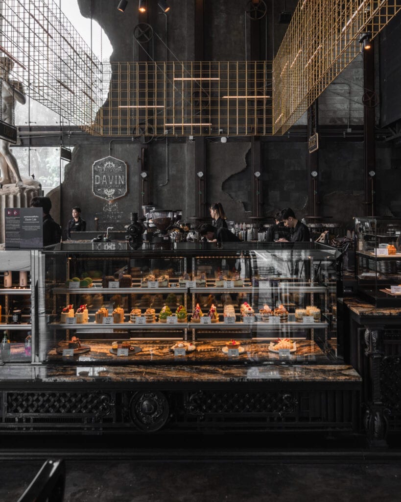 คาเฟ่ใกล้ฉัน รามอินทรา Davin Cafe โซนเคาน์เตอร์เบเกอรี่และบาริสต้า บรรยากาศอินดัสเทรียลหรู มีขนมสดให้เลือกหลากหลาย