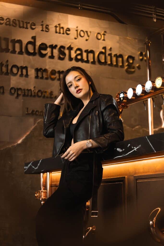 มุมถ่ายรูปสวยภายในคาเฟ่สไตล์อินดัสเทรียลลักชัวรี บาร์โทนอุ่นพร้อมแสงไฟและดีไซน์ดิบเท่ เหมาะสำหรับถ่ายภาพไลฟ์สไตล์และคอนเทนต์โซเชียล