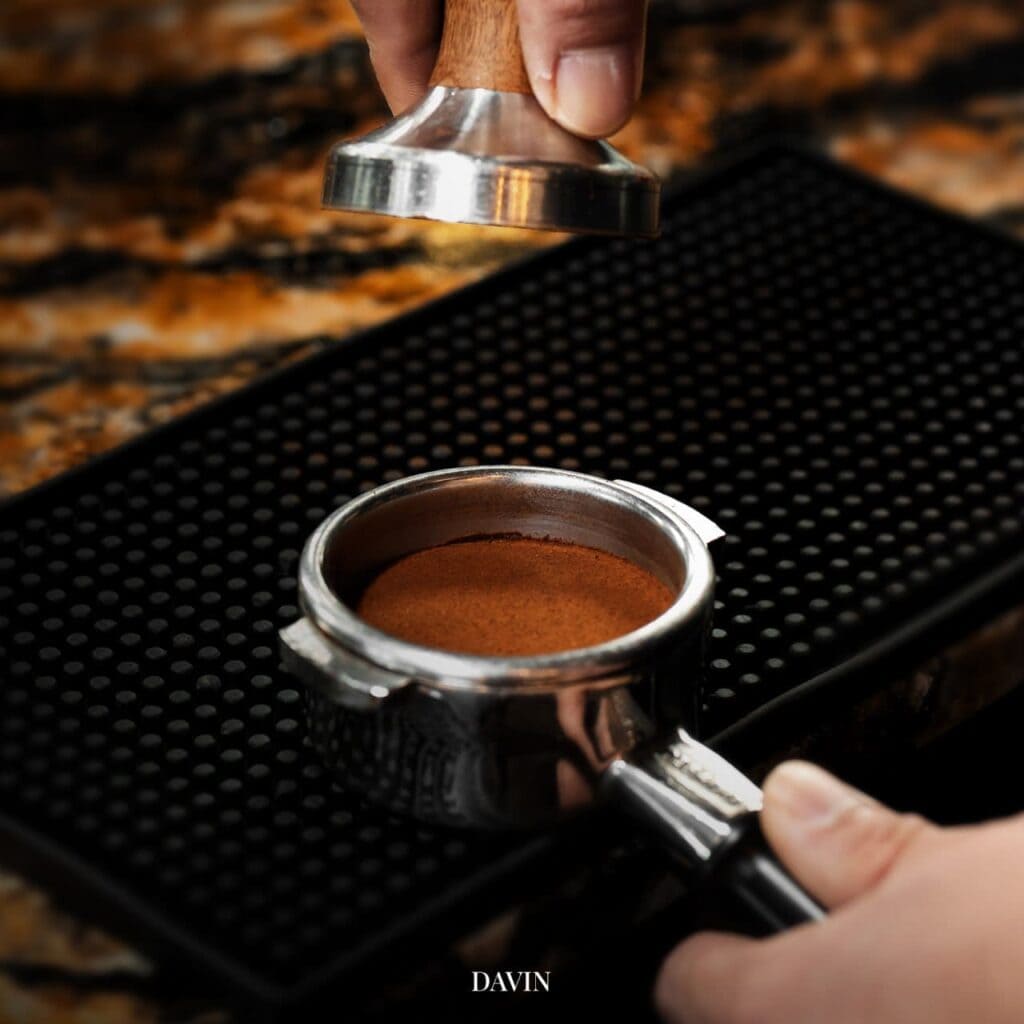 ขั้นตอนการแทมป์กาแฟเอสเพรสโซอย่างมืออาชีพของร้านกาแฟ รามอินทรา Davin Cafe ใส่ใจแรงกดและความสม่ำเสมอเพื่อช็อตกาแฟที่สมบูรณ์แบบ