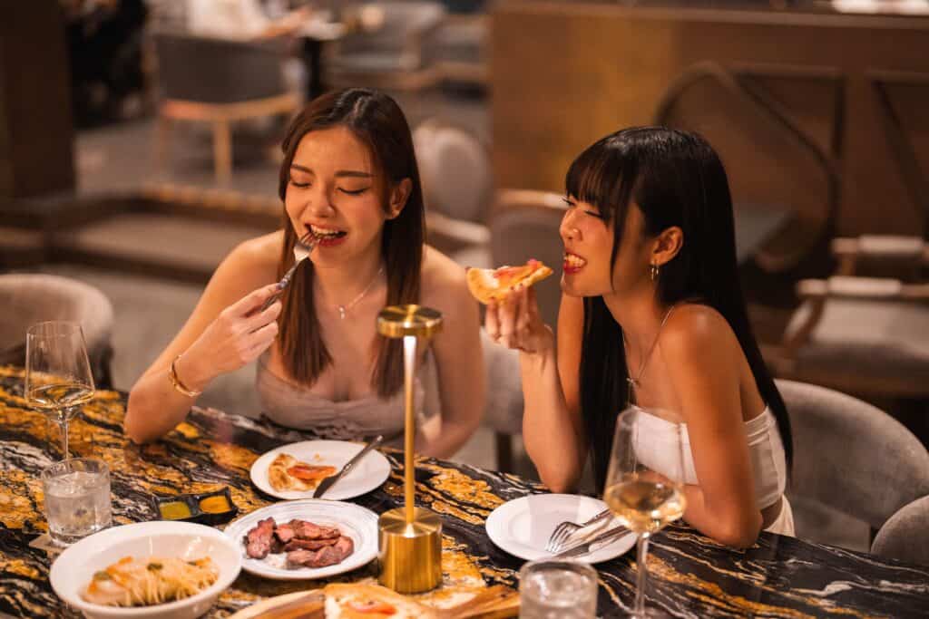 Customers enjoying food and drinks at Davin Cafe, a lifestyle coffee shop in Ramintra offering a relaxed dining and social experience