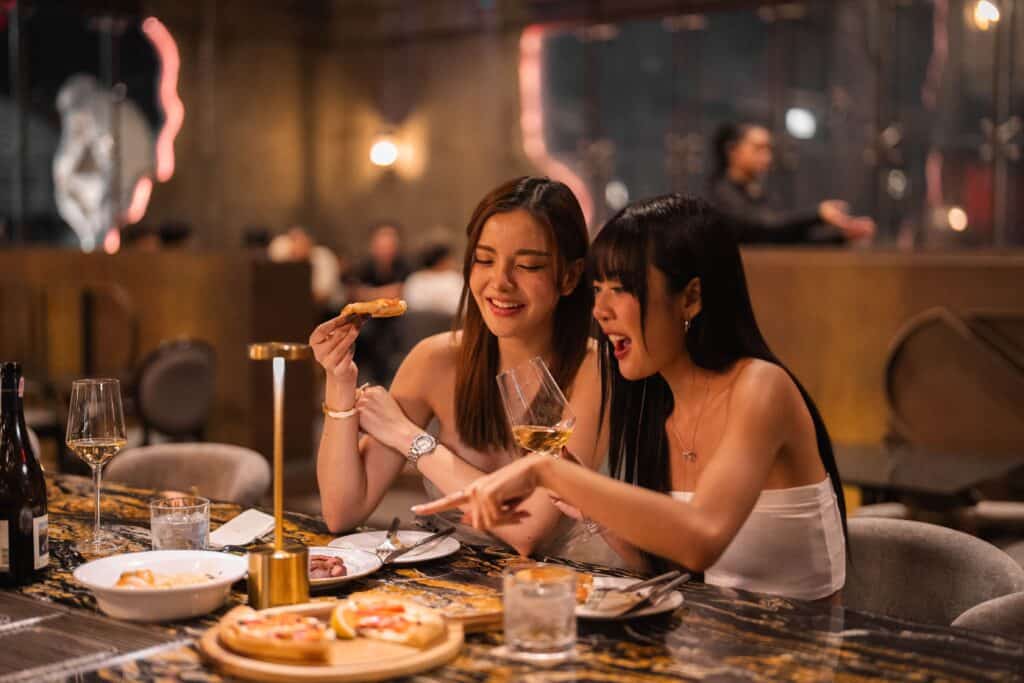 กลุ่มเพื่อนกำลังใช้เวลาร่วมกันกับดินเนอร์ในร้านกาแฟเลียบด่วน รามอินทรา บรรยากาศอบอุ่น แสงไฟนุ่ม ๆ และอาหารที่เสิร์ฟอย่างพิถีพิถัน เหมาะสำหรับมื้อพิเศษและช่วงเวลาที่น่าจดจำ