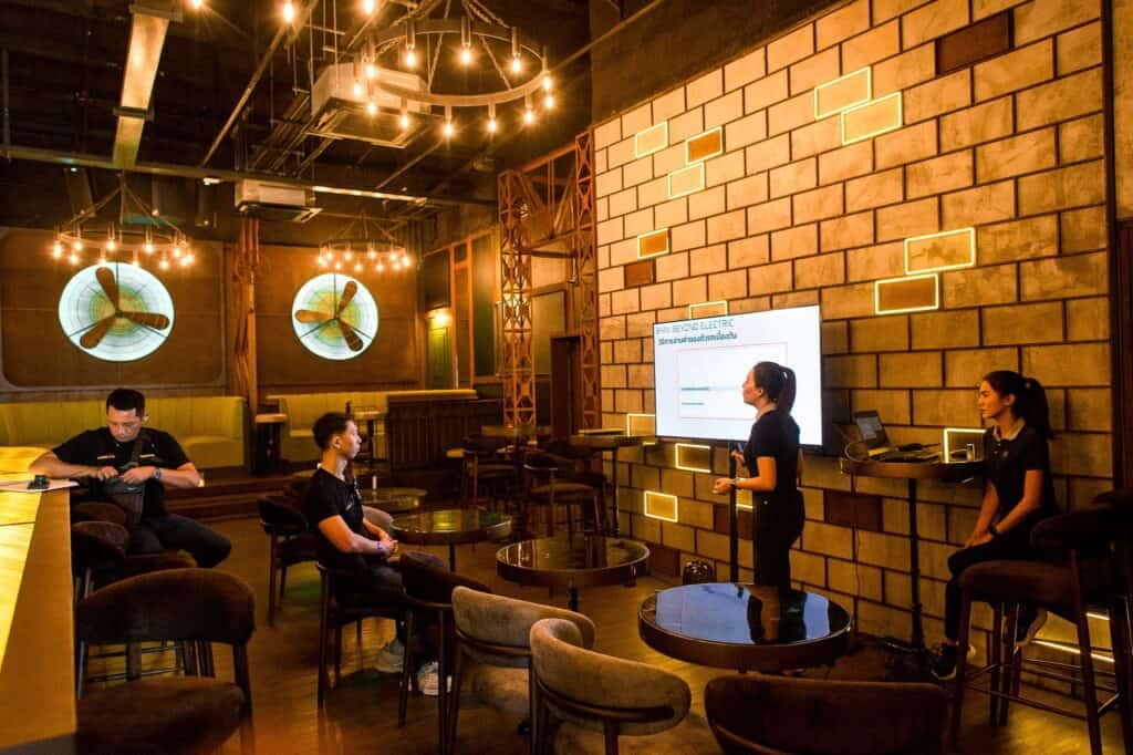 สถานที่จัดงานอีเวนต์สำหรับองค์กร รองรับการพรีเซนต์สินค้า สัมมนา และเวิร์กช็อปธุรกิจในบรรยากาศพรีเมียม เหมาะสำหรับแบรนด์ที่ต้องการจัดงานแบบ Private Event