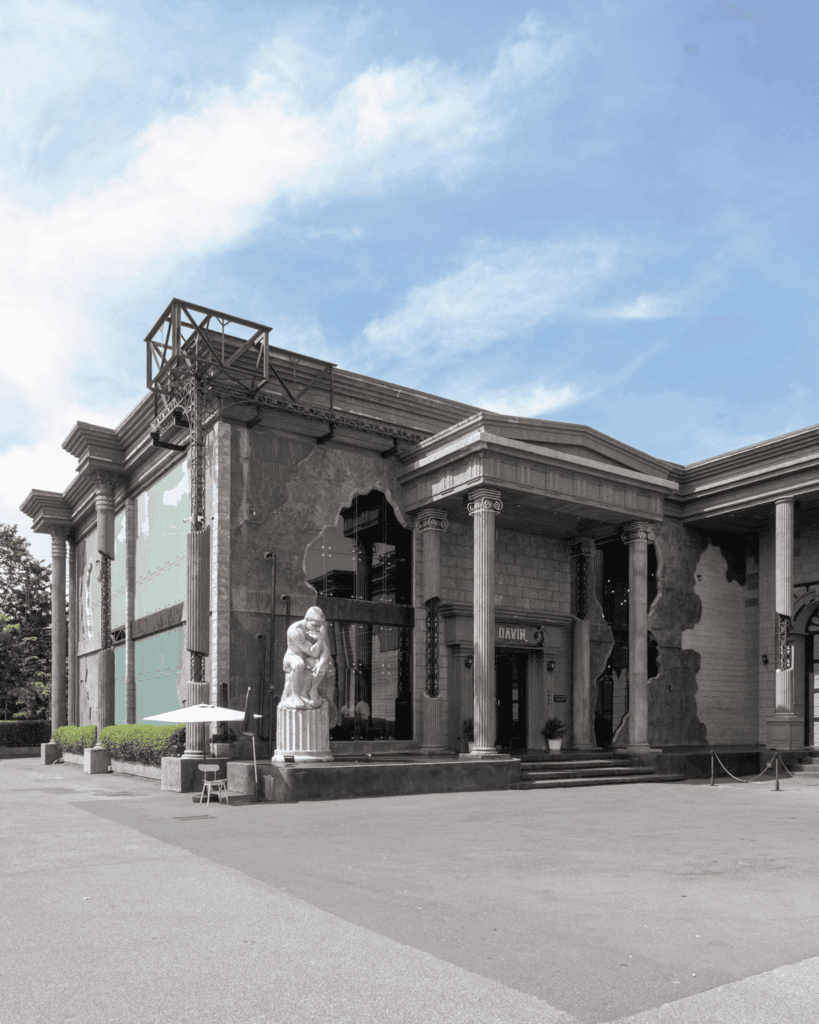 Exterior view of Davin Cafe, a landmark European-style coffee shop along Liab Duan Ramintra in Bangkok, easily accessible with spacious parking