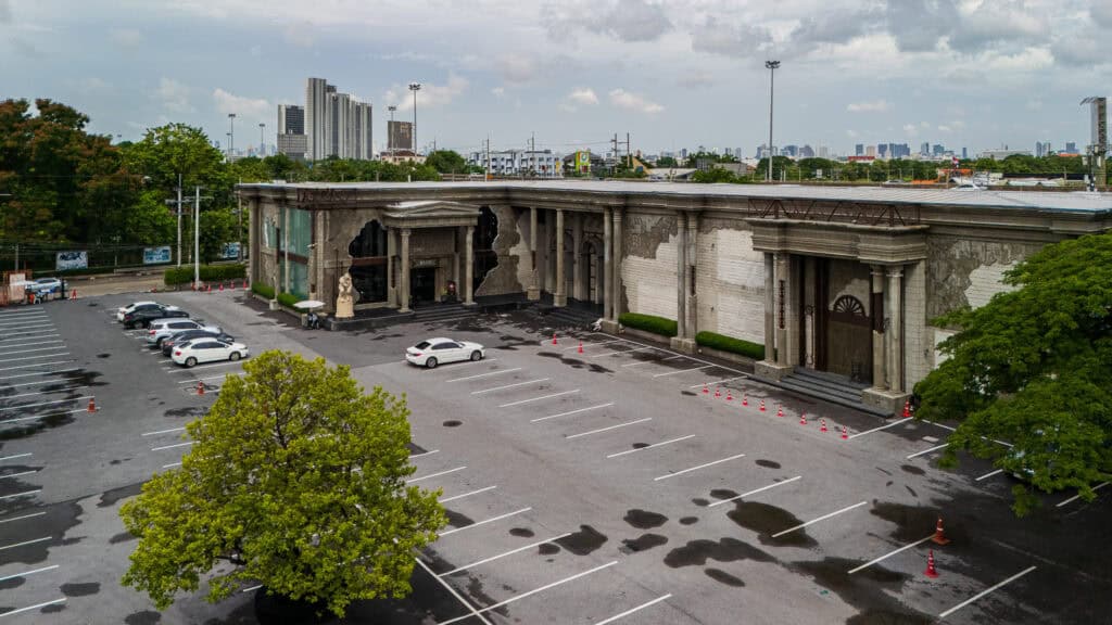 An aerial view of Davin Cafe’s expansive outdoor parking area, designed to support large-scale product displays, automotive showcases, and open-air brand events, offering flexibility for experiential marketing and high-visibility product presentation.
