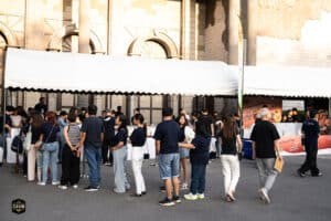 เสื้อผ้าคนรอคิวในงานอีเวนต์ที่โดดเด่นที่ Davin Cafe.