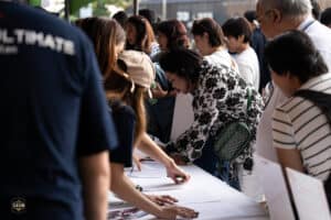 ผู้คนร่วมกิจกรรมที่งานอีเวนต์ที่ Davin Cafe ในงาน "The First Ultimate เที่ยวสุดโลก" 15 พฤศจิกายน 202.