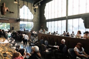 คาเฟ่ดาริน บรรยากาศสบาย ๆ พร้อมวิวทะเลและกลุ่มลูกค้านั่งพักผ่อนในร้านกาแฟสุดชิค.