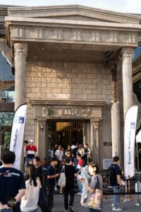 Davin Cafe งานอีเวนท์: ผู้คนเข้าร่วมงานที่หน้าร้านในบรรยากาศสนุกสนานและคึกคัก.