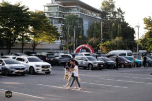 ที่จอดรถในเมืองพร้อมผู้คนเดินเท้าสำหรับกิจกรรมงานอีเวนต์ในวันที่ 15 พฤศจิกายน 2025 ที่ดาเวน คาเฟ่.