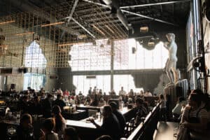 ปลั๊กไฟและโครงสร้างภายในร้านกาแฟ Davin Cafe บรรยากาศสบายๆ สำหรับงานอีเวนต์และการพบปะสังสรรค์ในบรรยาก.