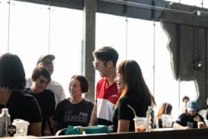 ดินเนอร์กลุ่มเพื่อนที่ร้าน Davin Cafe พร้อมวิวเมืองในบรรยากาศสบายๆ.