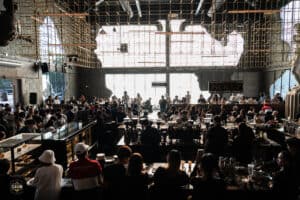 บรรยากาศงานอีเวนต์ในร้าน Davin Cafe พร้อมผู้คนจำนวนมากในพื้นที่เปิดโล่ง.