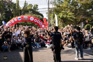 ป้ายโฆษณาอีเวนต์และกลุ่มคนเข้าร่วมงานที่งานเทศกาลเที่ยวสุดโลก 2025.