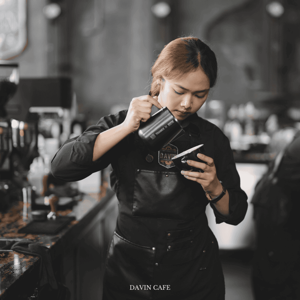 ลาเต้อาร์ต บาริสต้ากำลังรินนมสร้างลาเต้อาร์ตบนกาแฟลาเต้ในคาเฟ่สเปเชียลตี้ Davin Cafe แสดงทักษะศิลปะการชงกาแฟ