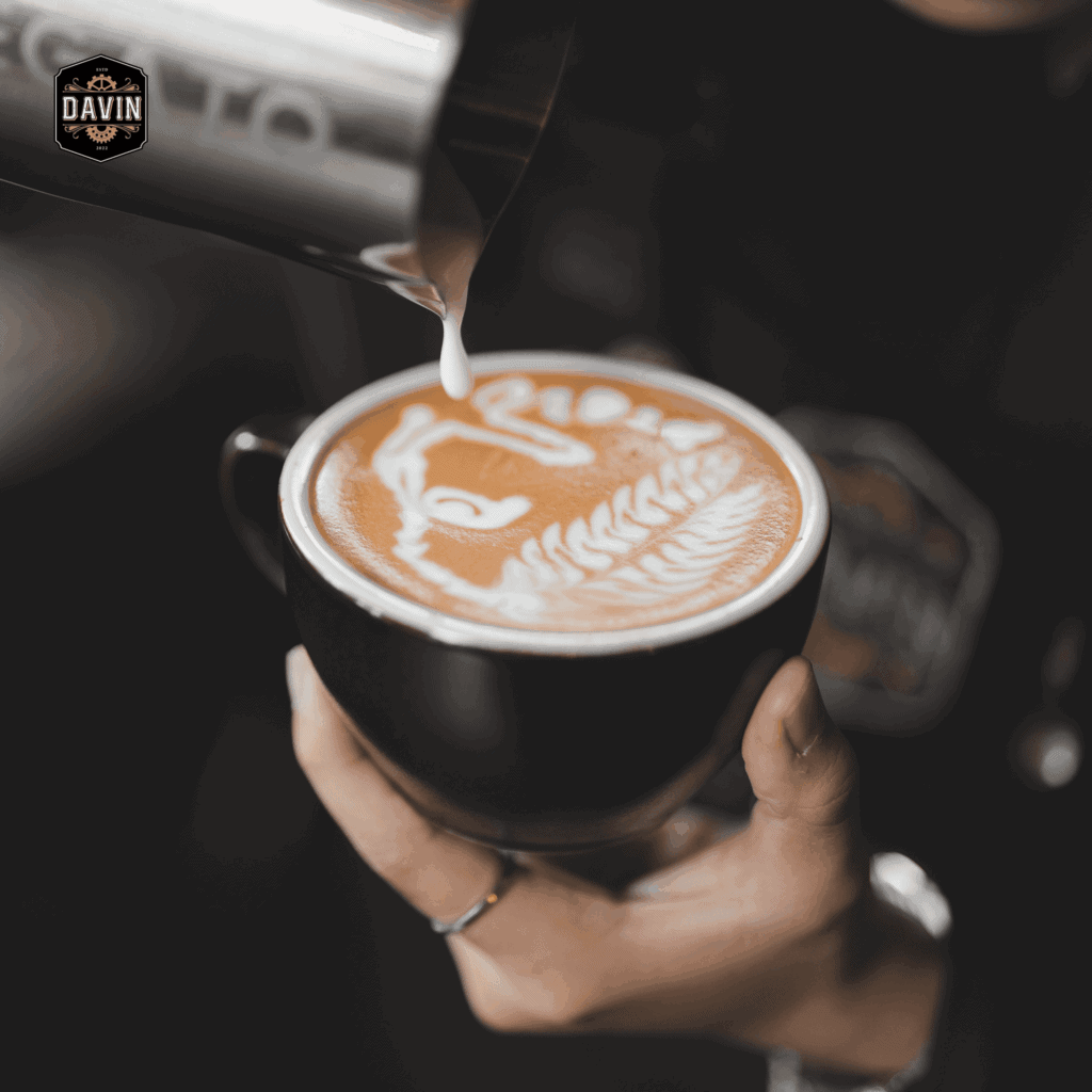 ลาเต้อาร์ต บาริสต้ากำลังรินนมสร้างลวดลายลาเต้อาร์ตบนกาแฟสเปเชียลตี้ในคาเฟ่กาแฟพรีเมียม