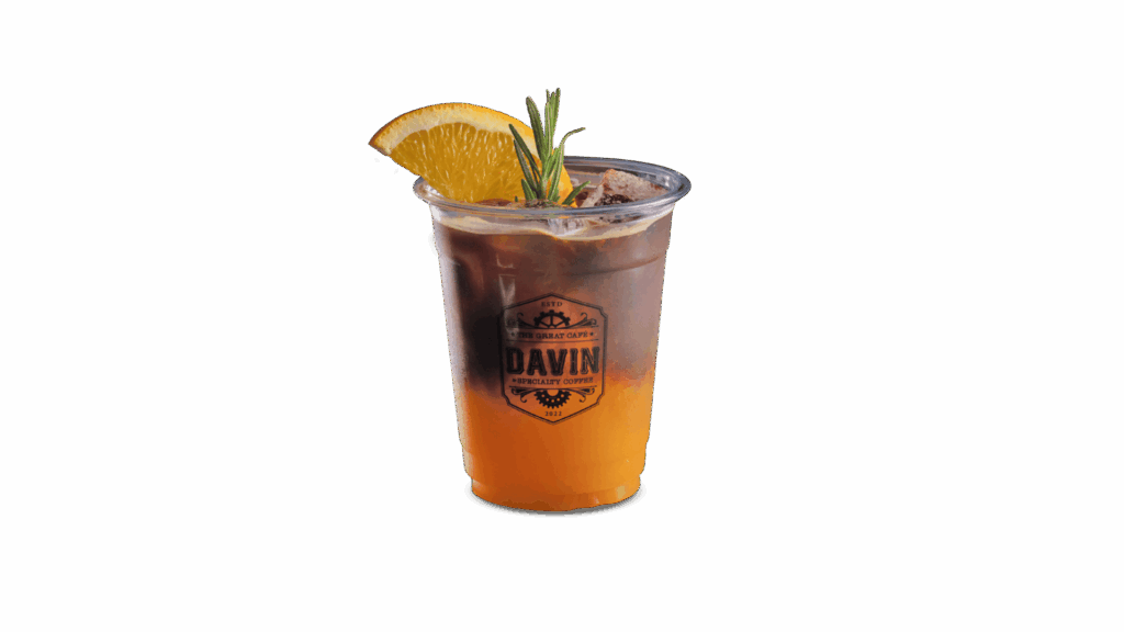 เมนู BLACK ORANGE จาก DAVIN CAFE ร้านกาแฟในกรุงเทพ กาแฟเอสเพรสโซผสมส้มสด เสิร์ฟแบบเย็นพร้อมกลิ่นหอมสดชื่นและรสชาติเปรี้ยวหวานลงตัว เป็นเมนูซิกเนเจอร์ของร้านกาแฟในกรุงเทพที่สายคาเฟ่ต้องลอง