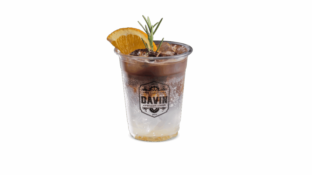 เมนู BLACK YUZU TONIC จาก DAVIN CAFE ร้านกาแฟในกรุงเทพ เครื่องดื่มกาแฟเอสเพรสโซผสมยูซุและโทนิคโซดา ให้รสชาติซิตรัสสดชื่นซ่า หอมเปรี้ยวหวาน เหมาะสำหรับสายคาเฟ่ที่มองหาเครื่องดื่มซิกเนเจอร์ในร้านกาแฟกรุงเทพ
