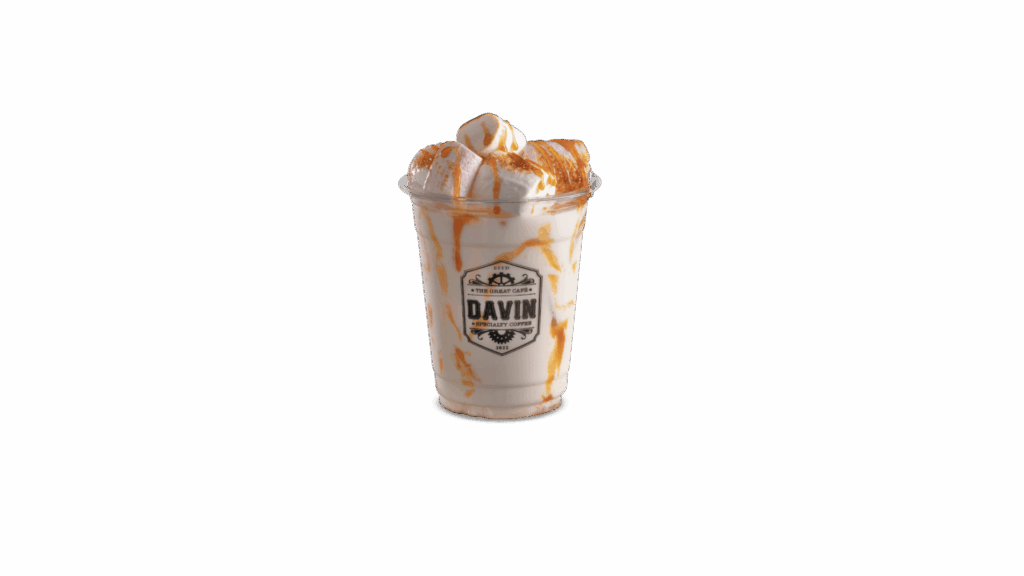 เมนู CARAMEL MILKY จาก DAVIN CAFE คาเฟ่สุดพรีเมียม เครื่องดื่มนมคาราเมลเย็นเนื้อเนียน หอมหวานเข้มข้น ท็อปด้วยมาร์ชเมลโลว์และซอสคาราเมล เหมาะสำหรับสายคาเฟ่และคนรักเครื่องดื่มหวานละมุน