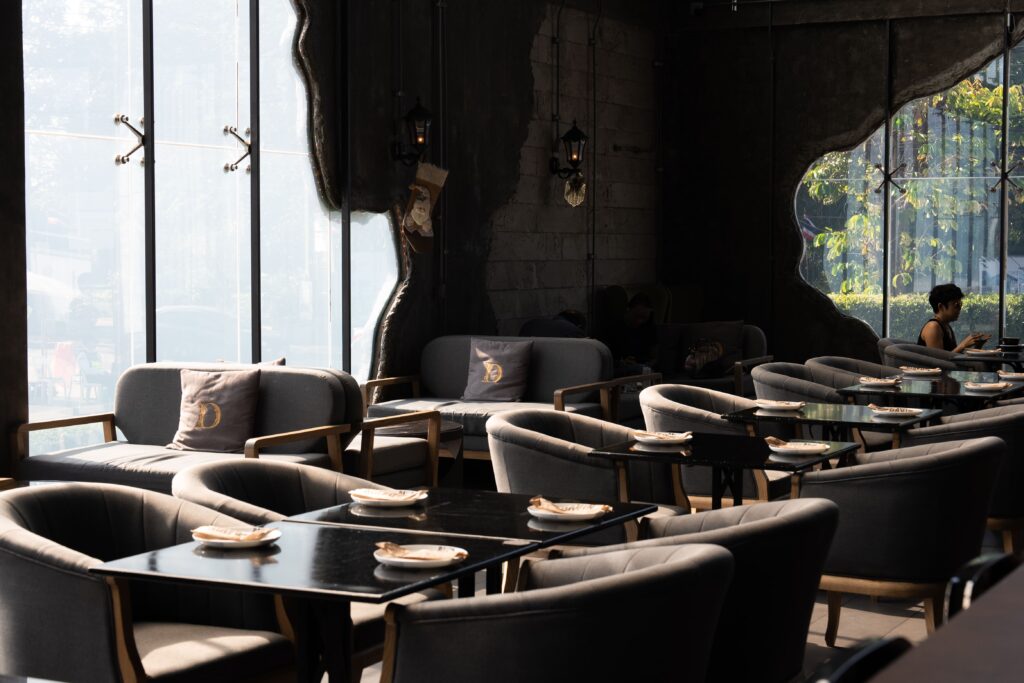 มุมโซฟานุ่มสบายริมกระจกบานใหญ่ภายในร้านกาแฟ เปิดรับแสงธรรมชาติที่สาดส่องเข้ามาในยามเช้า เหมาะสำหรับการมานั่งพักผ่อน ดื่มด่ำกับเครื่องดื่มแก้วโปรด หรือพูดคุยธุรกิจ