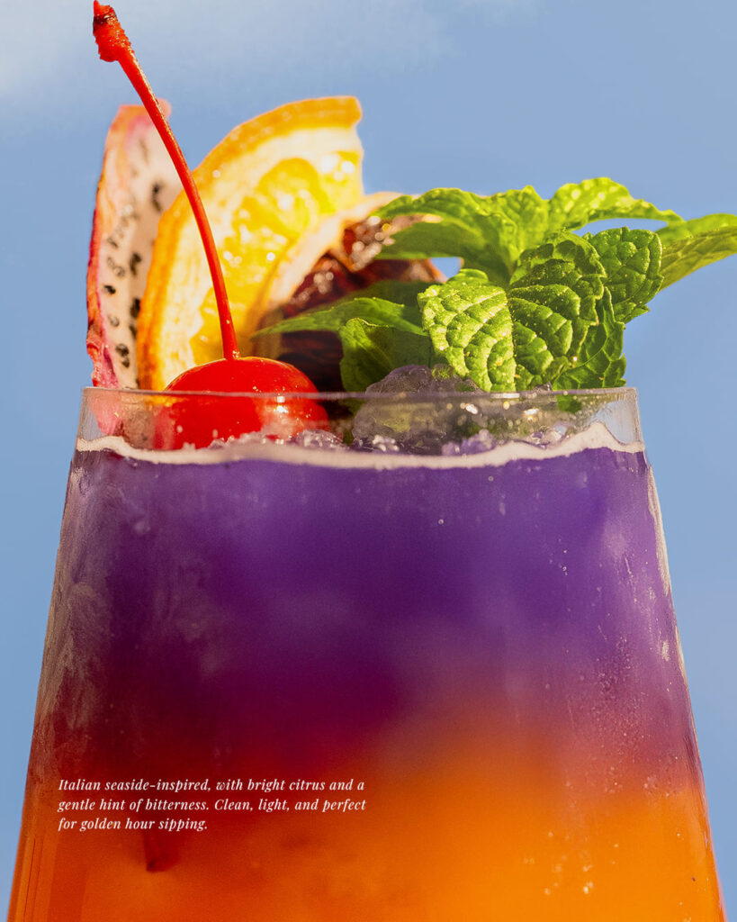 จานหลักเมนูซัมเมอร์ 'Grilled snow fish in summer' ปลากะพงย่างราดซอสสีส้มสดใส ตกแต่งอย่างประณีตบนพื้นทรายจำลอง มอบประสบการณ์มื้ออาหารฤดูร้อนระดับไฮเอนด์