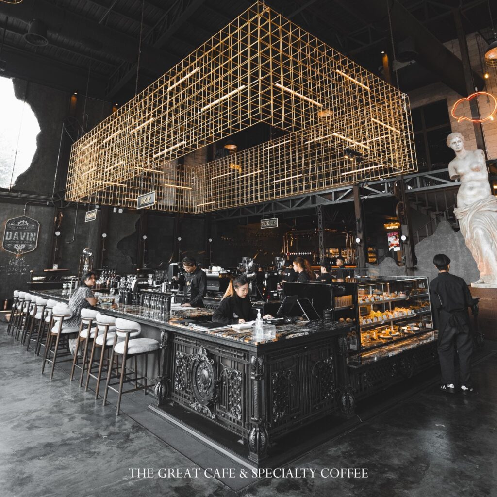 ร้านกาแฟ กรุงเทพ Davin Cafe ภายในร้านดีไซน์หรูพร้อมบาร์กาแฟขนาดใหญ่และเบเกอรี่ เป็น coffee shop Bangkok ที่โดดเด่นด้านบรรยากาศและ specialty coffee