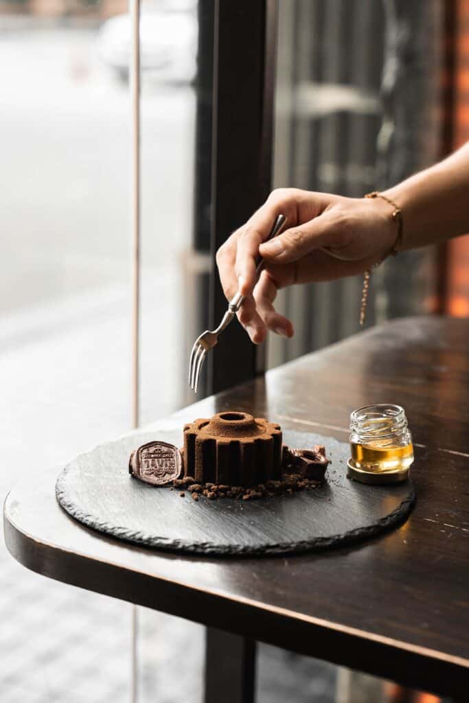 คาเฟ่เค้กอร่อย เมนูซิกเนเจอร์เค้กช็อกโกแลตดีไซน์เฟืองสุดสร้างสรรค์ที่ Davin Cafe คาเฟ่ขนมหวานพรีเมียม