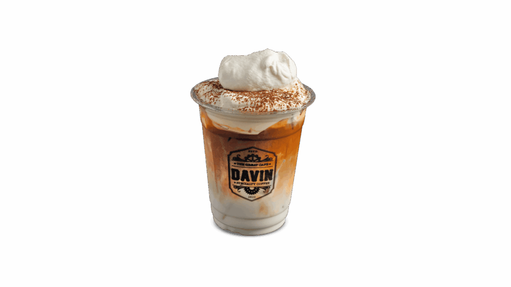 เมนู SOFT LATTE จาก DAVIN CAFE ร้านกาแฟในกรุงเทพ กาแฟลาเต้เย็นเนื้อเนียนนุ่ม ท็อปด้วยโฟมวิปครีม ให้รสชาติละมุน หอมกาแฟ เหมาะสำหรับสายคาเฟ่ที่มองหาเมนูกาแฟพรีเมียมในร้านกาแฟกรุงเทพ