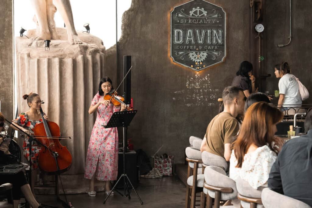 ดนตรีสดในคาเฟ่ Davin Cafe บรรยากาศสบาย ๆ สำหรับนั่งพักผ่อนในกรุงเทพฯ.