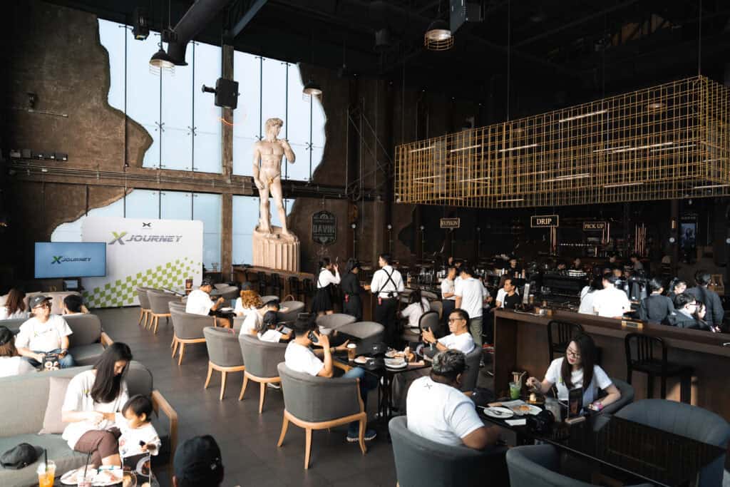 เก้าอี้นั่งสบายในคาเฟ่สไตล์โมเดิร์น บรรยากาศอบอุ่นและเป็นกันเองที่ Davin Cafe กรุงเทพ.