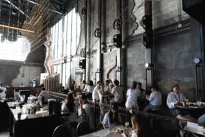 เก้าอี้และโต๊ะในร้านกาแฟ Davin Cafe พร้อมลูกค้านั่งรับประทานอาหารในบรรยากาศโมเดิร์นและเท่ห์.