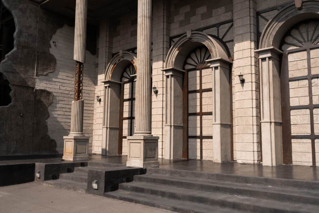 ด้านหน้าคาเฟ่ Davin Cafe ที่โดดเด่นด้วยซุ้มประตูโค้งและเสาแบบคลาสสิก ให้ฟีลเหมือนอาคารยุโรป เหมาะสำหรับคนที่กำลังมองหาคาเฟ่ สไตล์ยุโรป ที่มีมุมถ่ายรูปสวยและบรรยากาศหรูในกรุงเทพ