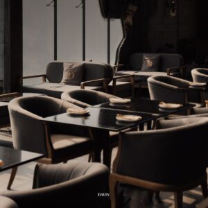 มุมที่นั่งภายใน DAVIN CAFE คาเฟ่ เลียบด่วน ที่ตกแต่งอย่างเรียบหรู พร้อมแสงธรรมชาติส่องเข้ามา สร้างบรรยากาศผ่อนคลายเหมาะสำหรับนั่งชิลหรือพบปะพูดคุย