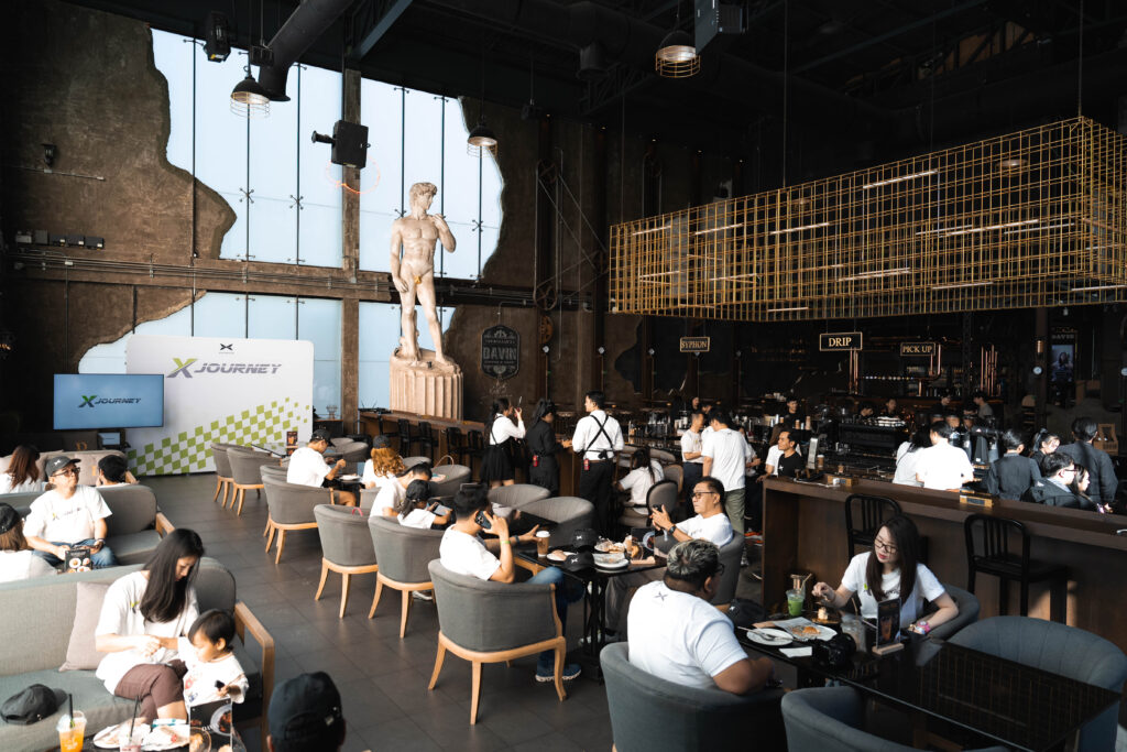 พื้นที่ภายใน Davin Cafe จัดเป็นโซนที่นั่งสำหรับผู้เข้าร่วมสัมมนา มีทั้งพื้นที่นั่งพักและโซนพูดคุย เหมาะสำหรับองค์กรที่มองหาสถานที่จัดสัมมนา กรุงเทพ ที่รองรับทั้ง session และช่วงพักเบรกได้อย่างลงตัว