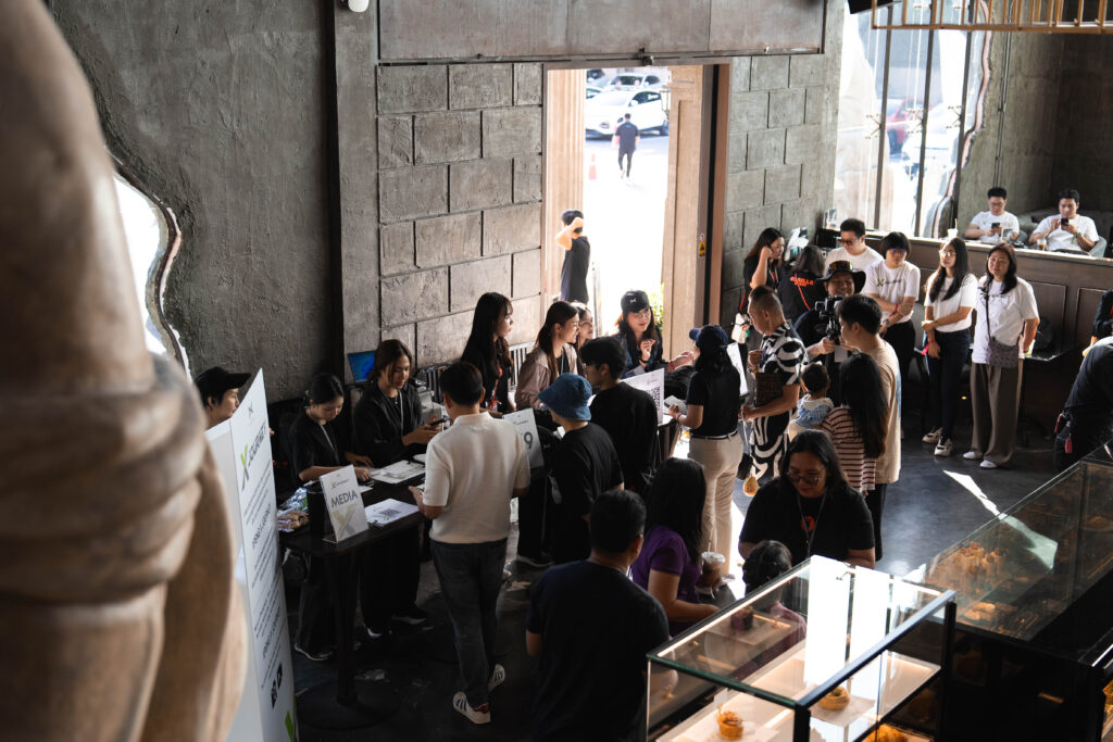 บรรยากาศจุดลงทะเบียนหน้างานสัมมนาที่ Davin Cafe มีผู้เข้าร่วมต่อคิวเช็กอินและรับข้อมูล แสดงถึงการจัดการระบบงานของสถานที่จัดสัมมนา กรุงเทพ ที่รองรับผู้เข้าร่วมได้อย่างเป็นระเบียบ