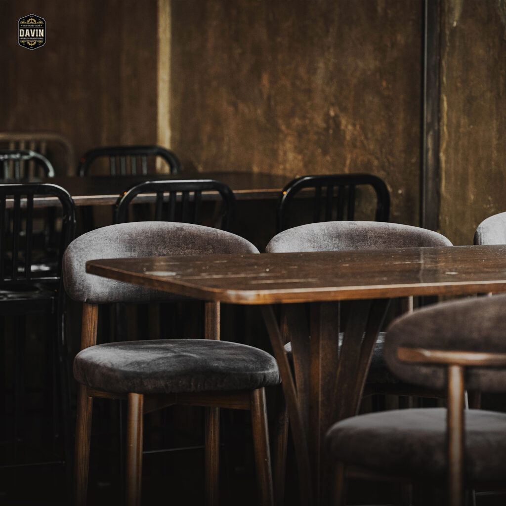 มุมโต๊ะอาหารภายใน Davin Cafe ที่ออกแบบด้วยโทนไม้และเฟอร์นิเจอร์เรียบหรู เหมาะสำหรับลูกค้าที่มองหาร้านอาหารจัดเลี้ยงในกรุงเทพ พร้อมบรรยากาศเป็นส่วนตัวสำหรับมื้ออาหาร งานสังสรรค์ และการพูดคุยแบบผ่อนคลาย