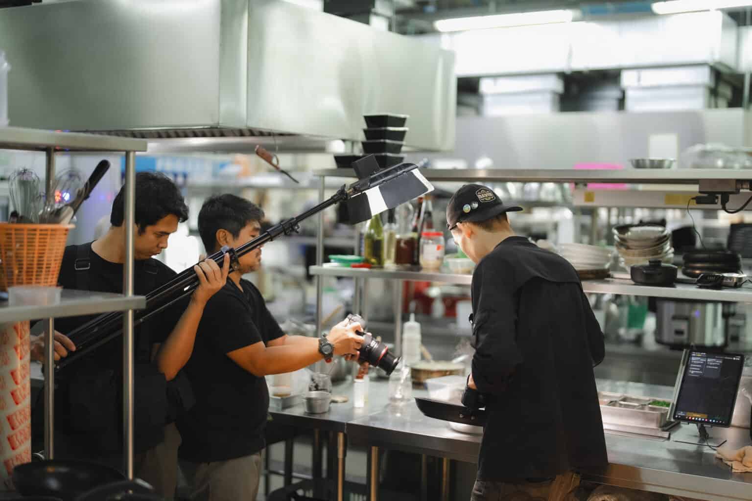 ทีม production กำลังถ่ายทำ food content ภายในครัวสตูดิโอของ DAVIN CAFE สถานที่เหมาะสำหรับ food photography และ commercial cooking production ระดับมืออาชีพ