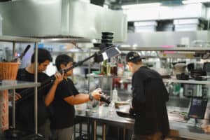 ทีม production กำลังถ่ายทำ food content ภายในครัวสตูดิโอของ DAVIN CAFE สถานที่เหมาะสำหรับ food photography และ commercial cooking production ระดับมืออาชีพ