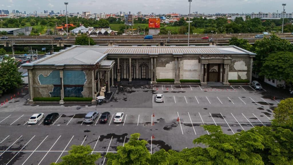 ภาพมุมสูง DAVIN CAFE สถานที่จัดเลี้ยง กรุงเทพ ขนาดใหญ่พร้อมลานจอดรถกว้าง รองรับงานอีเวนต์ งานแต่ง งานบริษัท และงานเลี้ยงระดับพรีเมียมใจกลางกรุงเทพ