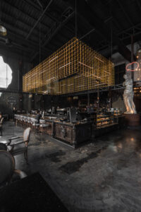 บรรยากาศภายใน DAVIN CAFE ร้านกาแฟ ใกล้ฉัน ที่โดดเด่นด้วยดีไซน์ลักชัวรีอินดัสเทรียล เพดานสูง และเคาน์เตอร์กาแฟขนาดใหญ่ เหมาะสำหรับนั่งทำงาน พบปะ หรือพักผ่อนในคาเฟ่ระดับพรีเมียม