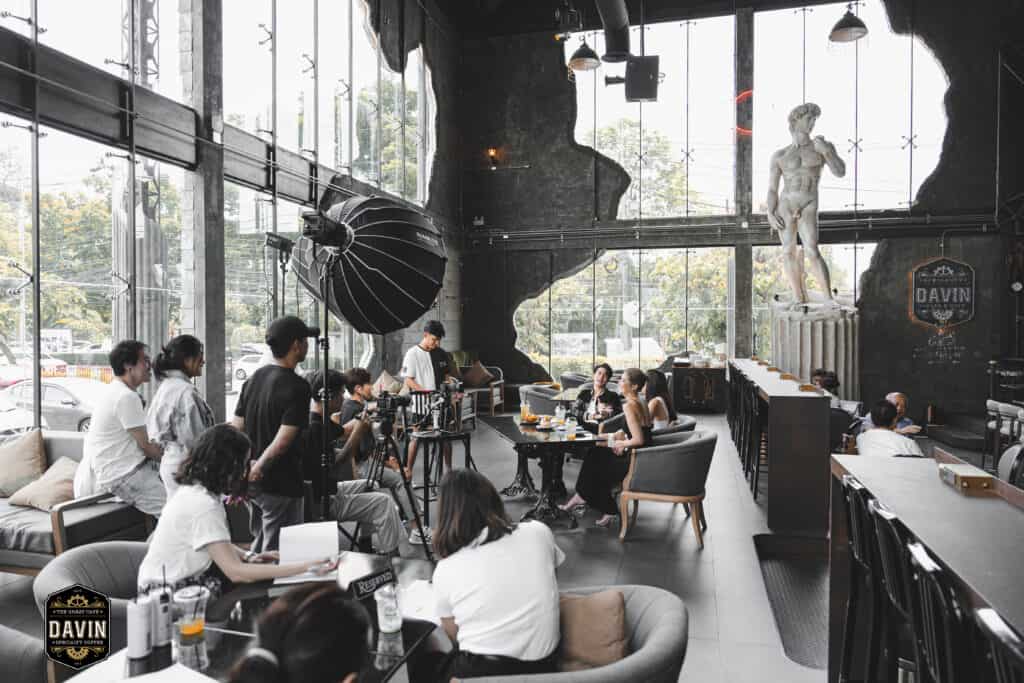 สตูดิโอถ่ายทำภายใน DAVIN CAFE กับบรรยากาศ luxury industrial loft เหมาะสำหรับ production house ถ่ายโฆษณา รายการ YouTube และคอนเทนต์ระดับมืออาชีพ